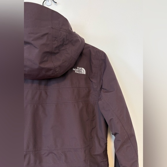 The North Face women’s insulated winter jacket , sz : medium - Picture 3 of 8